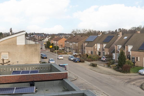 Foto - Te koop: Op goede en in geliefde woonwijk in Voerendaal gelegen halfvrijstaande bovenwoning (type B3 maisonnette), met o.a. dakterras, separate berging op de begane grond en eigen parkeerplaats. 